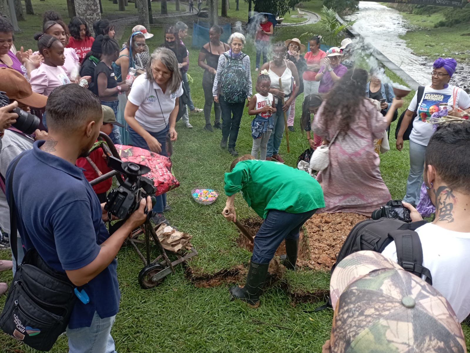 Excavando siembra madrono 6 Mar2022 Mujeres y cuencas DIM