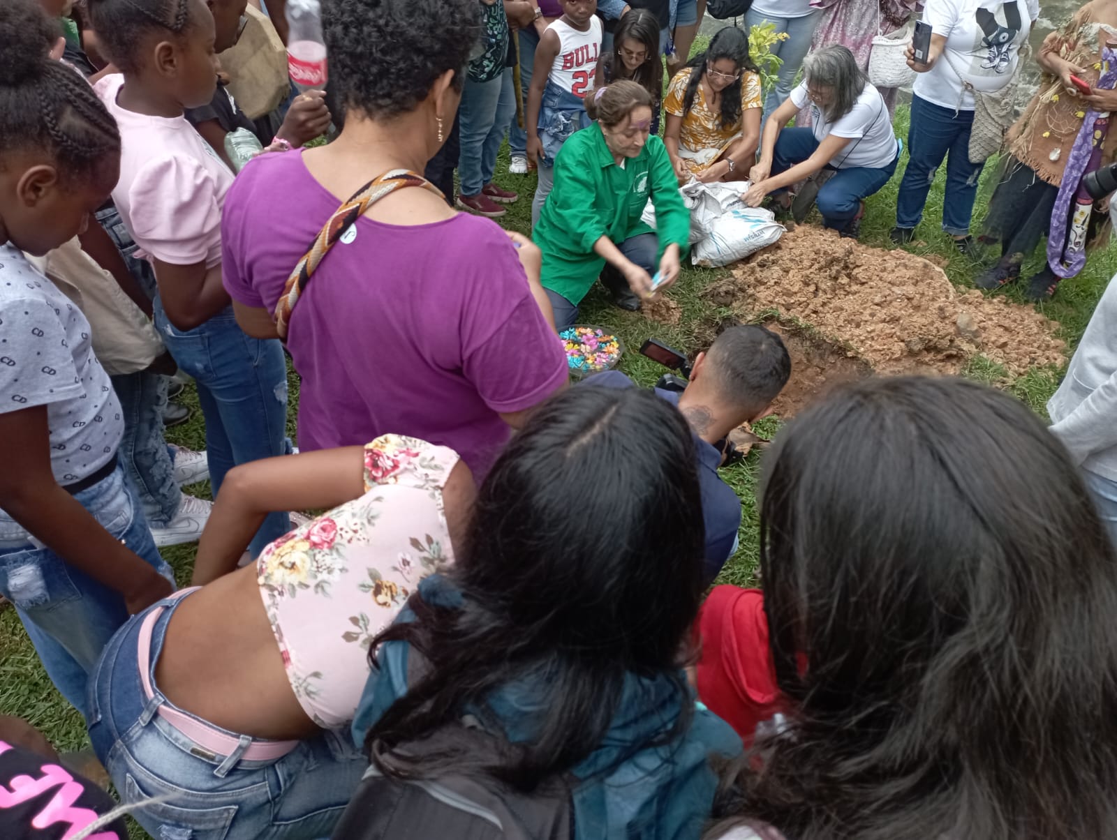 Sofi y Virginia siembra madrono 6 Mar2022 DIM Rio Cali